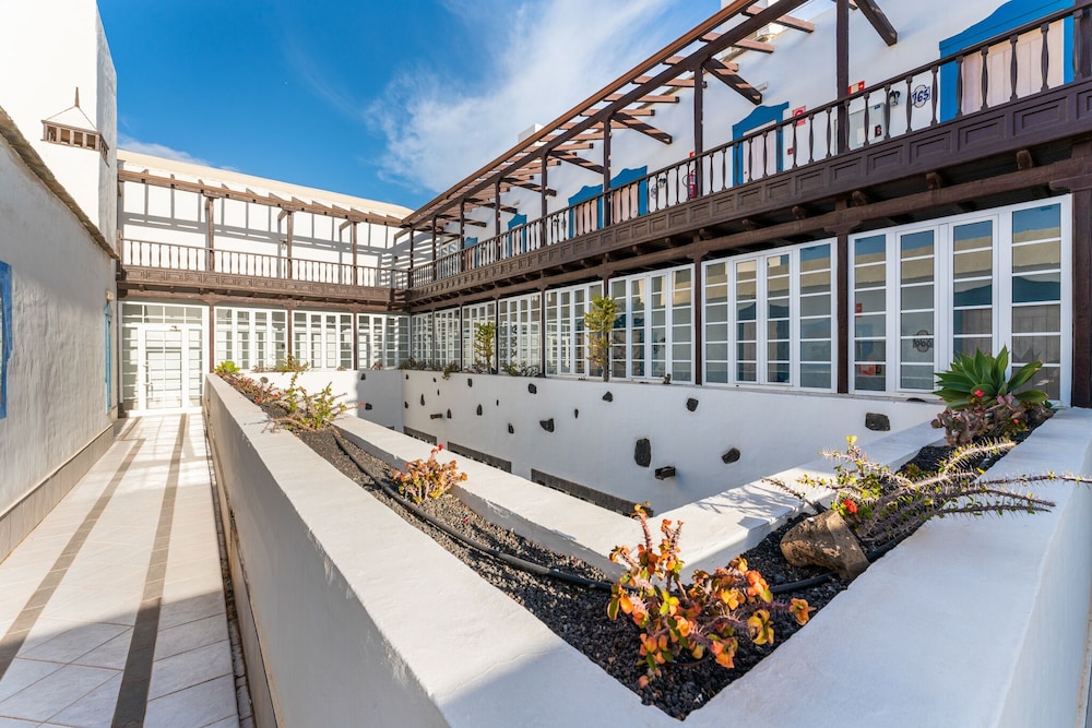 Hotel LIVVO Volcán Lanzarote — Hotel building in Playa Blanca, Canary Islands