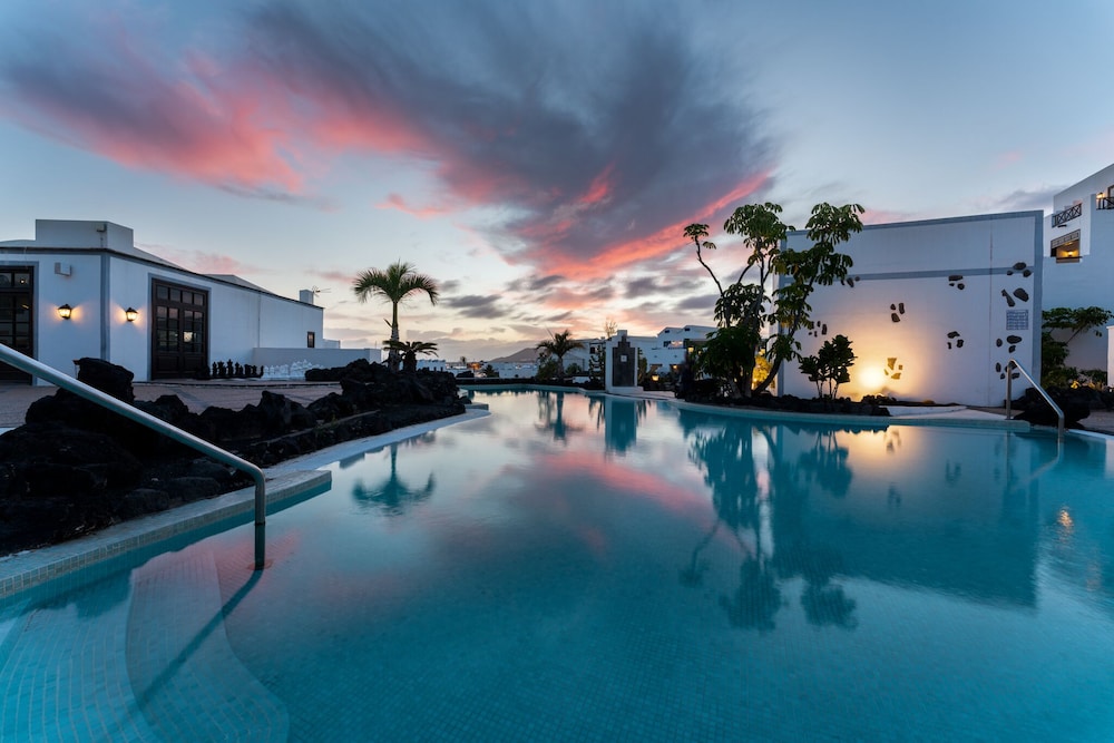 Hotel LIVVO Volcán Lanzarote — Swimming pool in Playa Blanca, Canary Islands