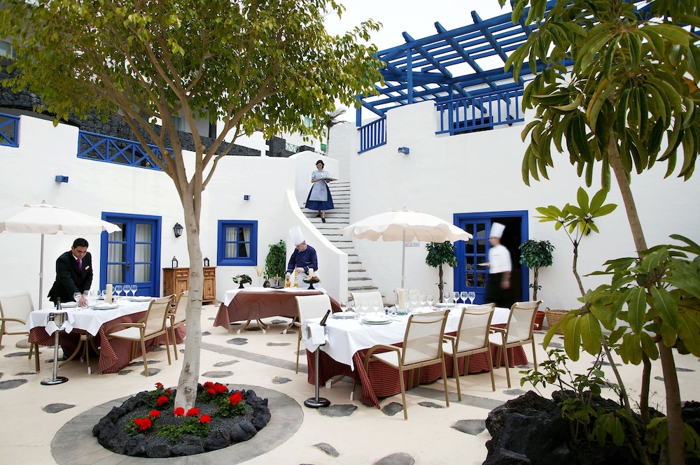 Hotel LIVVO Volcán Lanzarote — Restaurant & bars in Playa Blanca, Canary Islands