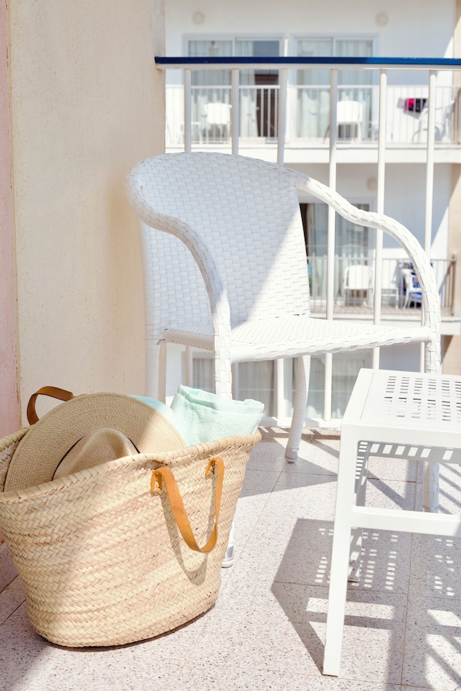 Hotel JS Horitzo — Hotel building in Can Picafort, Balearic Islands
