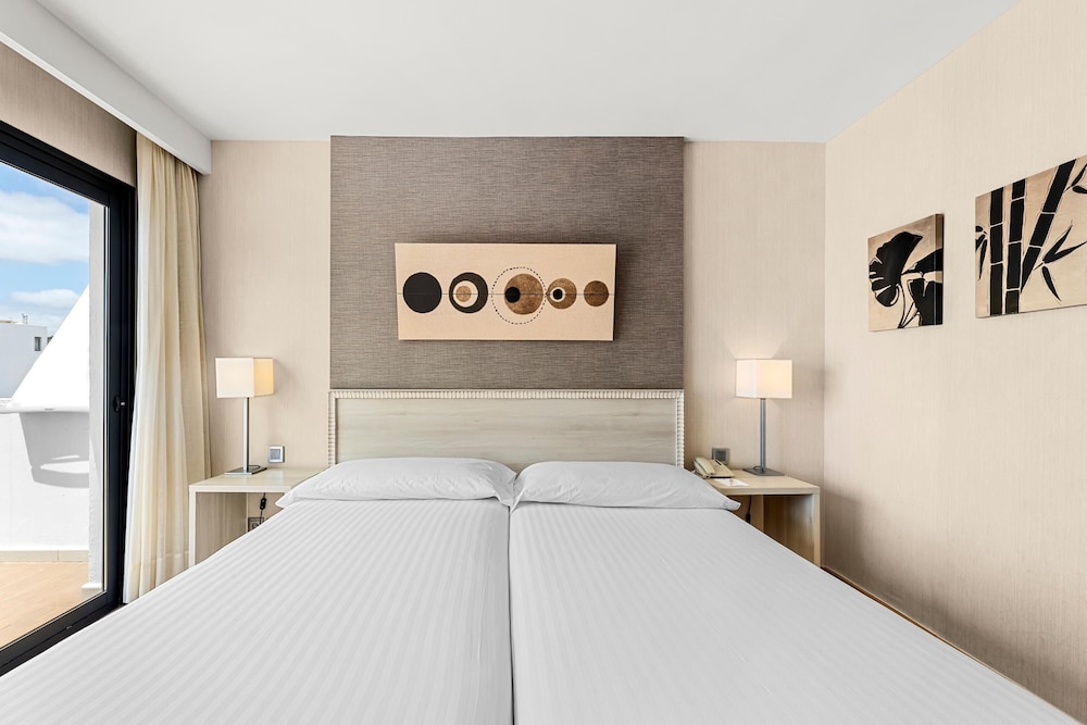 Hotel THB Lanzarote Beach — Hotel rooms in Costa Teguise, Canary Islands
