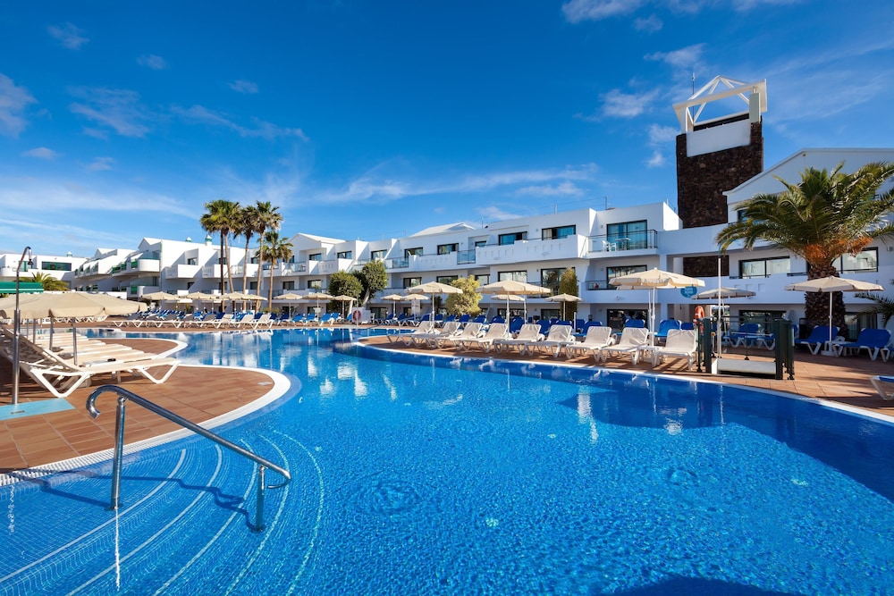 Hotel THB Lanzarote Beach — Swimming pool in Costa Teguise, Canary Islands
