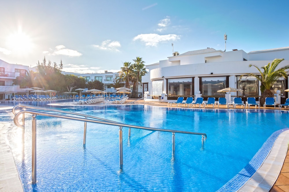 Hotel THB Lanzarote Beach — Swimming pool in Costa Teguise, Canary Islands