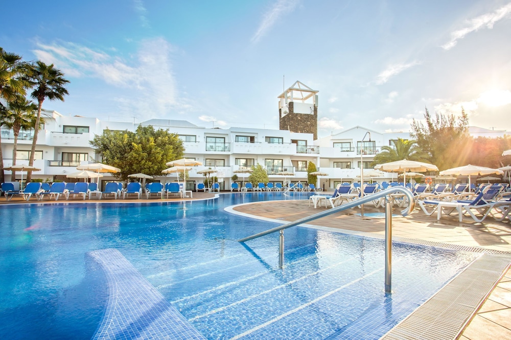 Hotel THB Lanzarote Beach — Swimming pool in Costa Teguise, Canary Islands