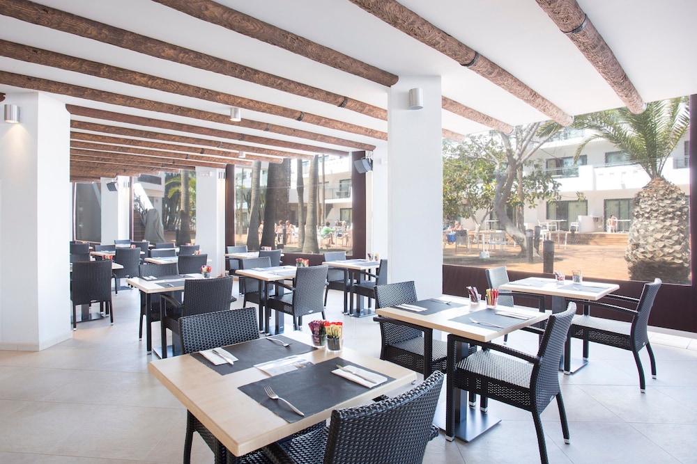 Hotel THB Lanzarote Beach — Restaurant & bars in Costa Teguise, Canary Islands