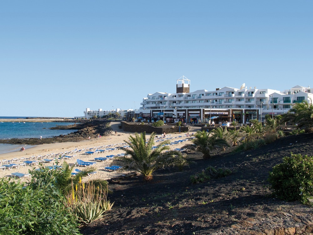 Hotel THB Lanzarote Beach — Hotel building in Costa Teguise, Canary Islands