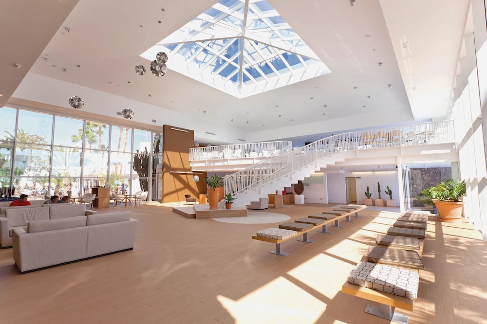 Hotel THB Lanzarote Beach — Hotel building in Costa Teguise, Canary Islands