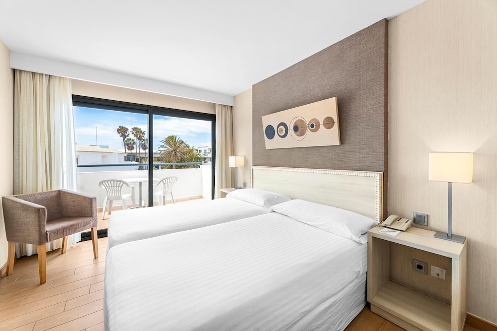Hotel THB Lanzarote Beach — Hotel rooms in Costa Teguise, Canary Islands