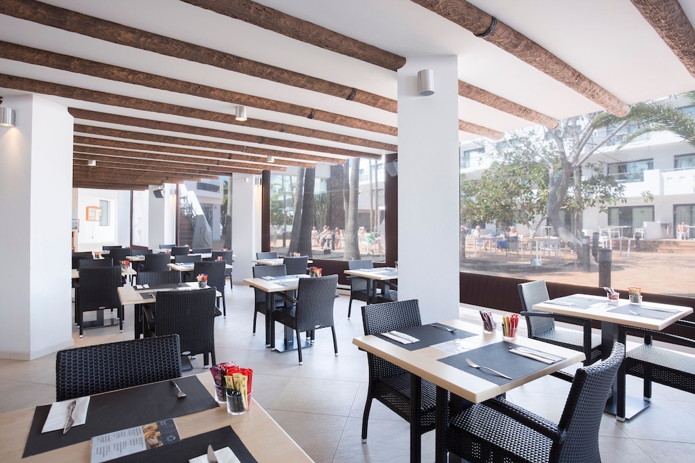 Hotel THB Lanzarote Beach — Restaurant & bars in Costa Teguise, Canary Islands