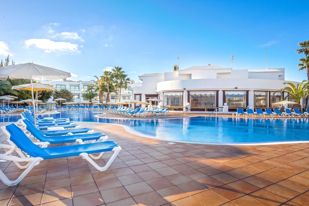 Hotel THB Lanzarote Beach — Swimming pool in Costa Teguise, Canary Islands