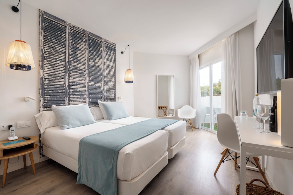 AluaSoul Mallorca Resort - Adults Only - Hyatt Inclusive Collection — Hotel rooms in Cala d´Or, Balearic Islands