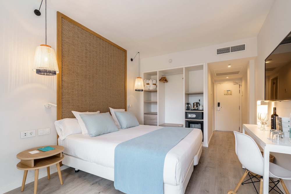 AluaSoul Mallorca Resort - Adults Only - Hyatt Inclusive Collection — Hotel rooms in Cala d´Or, Balearic Islands
