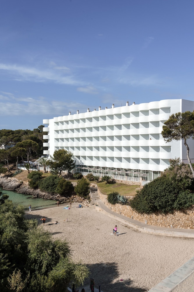 AluaSoul Mallorca Resort - Adults Only - Hyatt Inclusive Collection — Beach in Cala d´Or, Balearic Islands