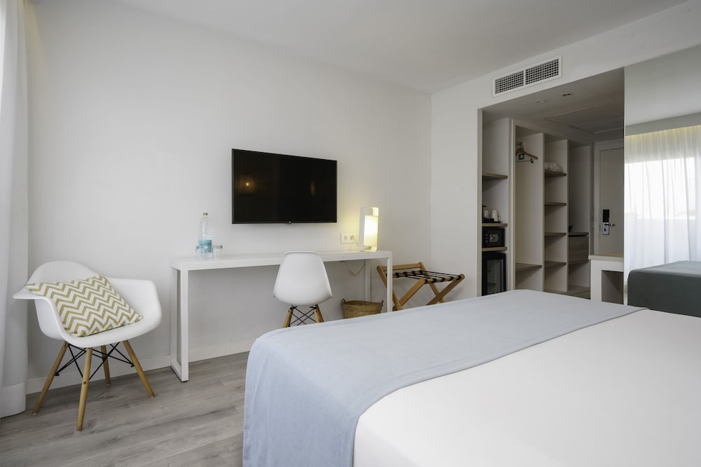AluaSoul Mallorca Resort - Adults Only - Hyatt Inclusive Collection — Hotel rooms in Cala d´Or, Balearic Islands