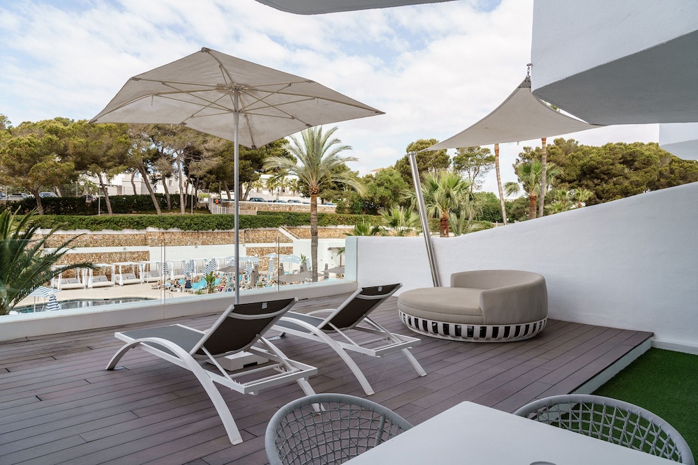 AluaSoul Mallorca Resort - Adults Only - Hyatt Inclusive Collection — Swimming pool in Cala d´Or, Balearic Islands
