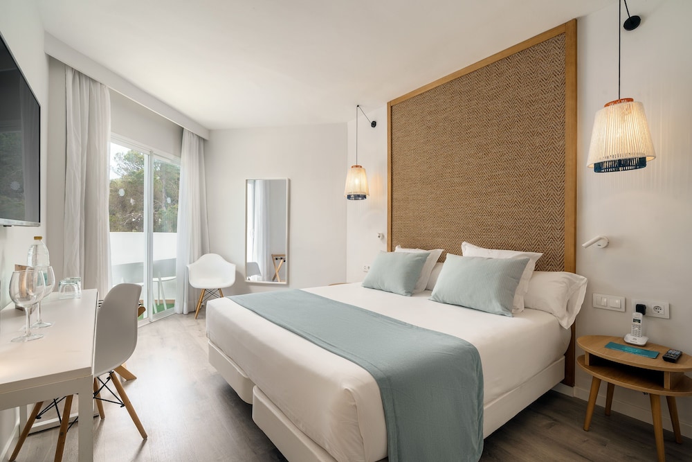 AluaSoul Mallorca Resort - Adults Only - Hyatt Inclusive Collection — Hotel rooms in Cala d´Or, Balearic Islands