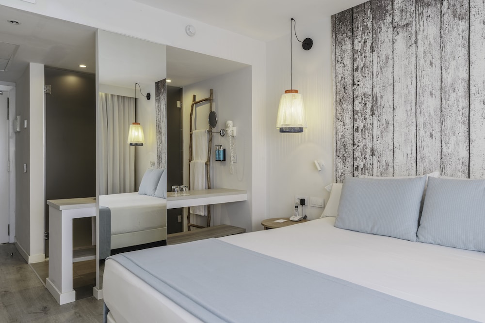 AluaSoul Mallorca Resort - Adults Only - Hyatt Inclusive Collection — Hotel rooms in Cala d´Or, Balearic Islands