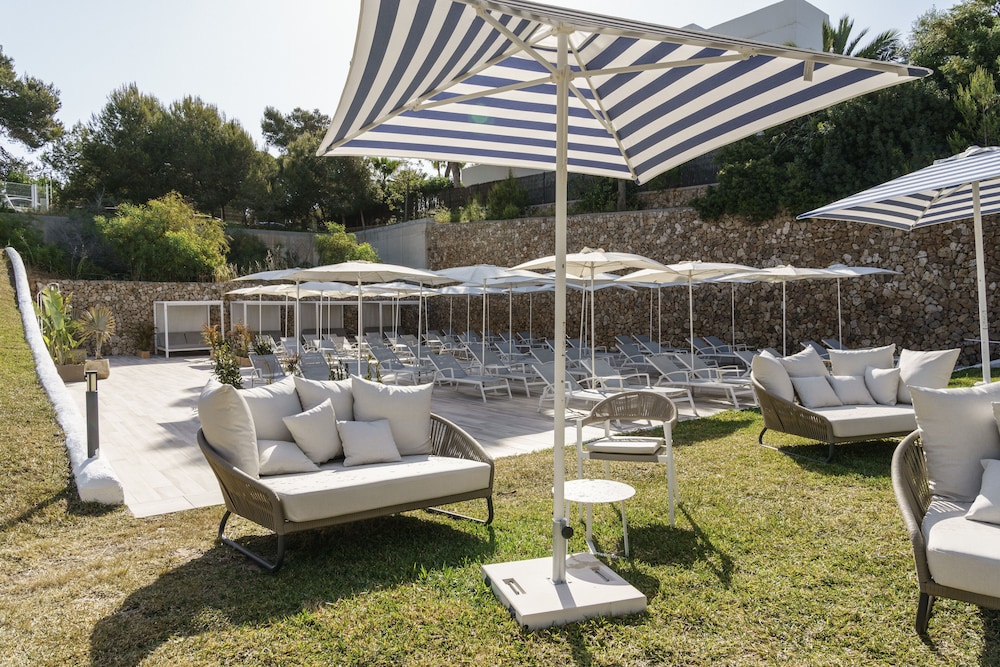 AluaSoul Mallorca Resort - Adults Only - Hyatt Inclusive Collection — Swimming pool in Cala d´Or, Balearic Islands