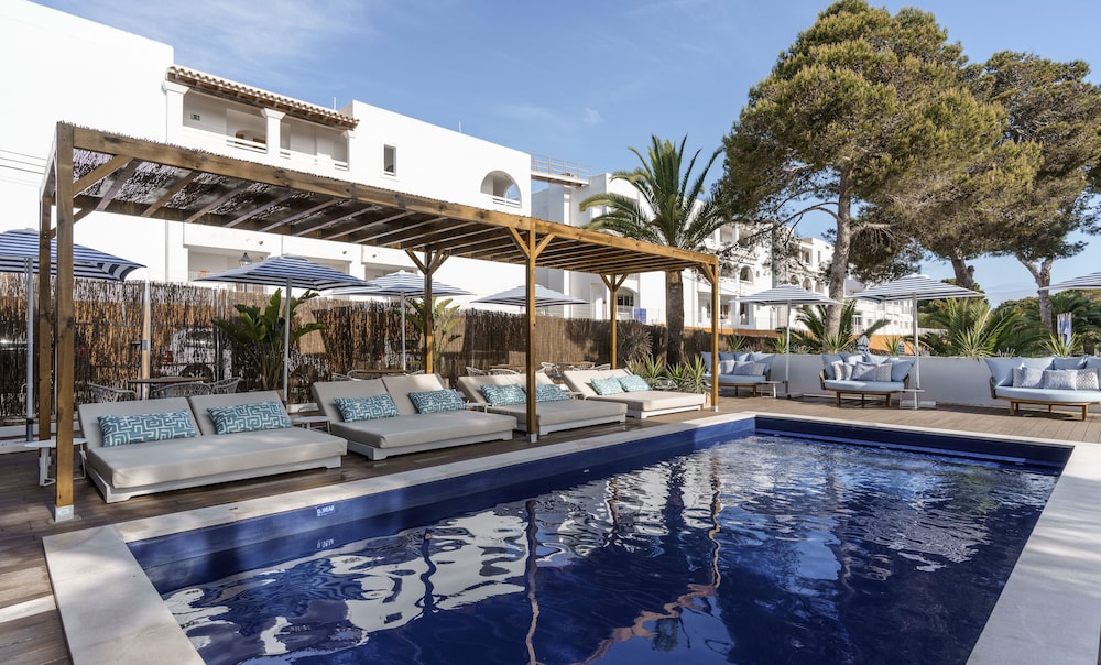 AluaSoul Mallorca Resort - Adults Only - Hyatt Inclusive Collection — Swimming pool in Cala d´Or, Balearic Islands