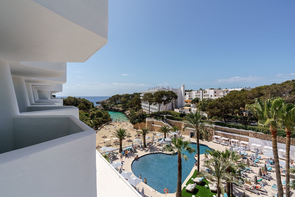 AluaSoul Mallorca Resort - Adults Only - Hyatt Inclusive Collection — Swimming pool in Cala d´Or, Balearic Islands