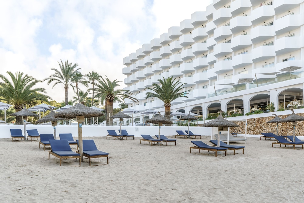 AluaSoul Mallorca Resort - Adults Only - Hyatt Inclusive Collection — Beach in Cala d´Or, Balearic Islands