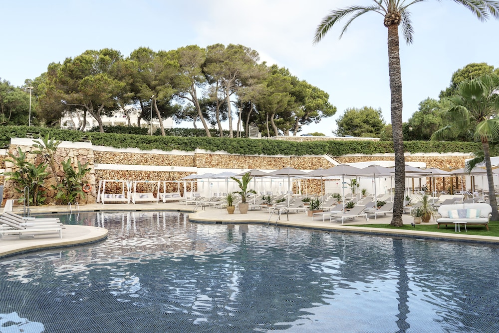AluaSoul Mallorca Resort - Adults Only - Hyatt Inclusive Collection — Swimming pool in Cala d´Or, Balearic Islands