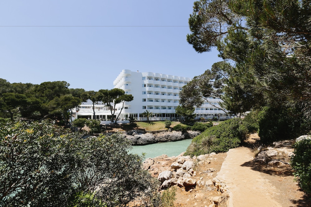 AluaSoul Mallorca Resort - Adults Only - Hyatt Inclusive Collection — Hotel building in Cala d´Or, Balearic Islands