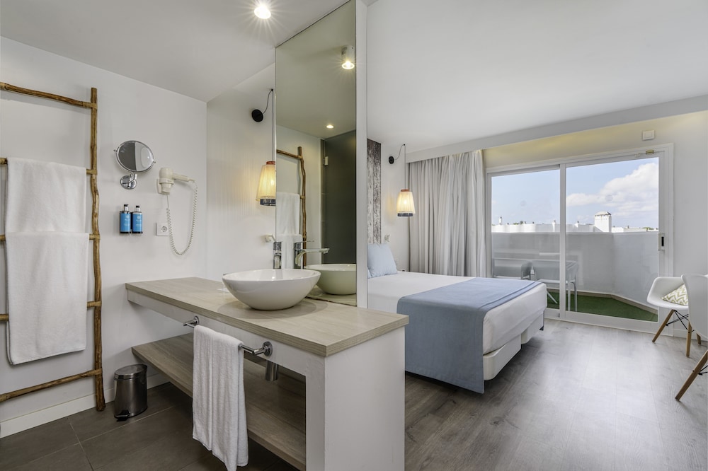 AluaSoul Mallorca Resort - Adults Only - Hyatt Inclusive Collection — Hotel rooms in Cala d´Or, Balearic Islands