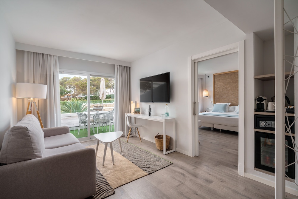 AluaSoul Mallorca Resort - Adults Only - Hyatt Inclusive Collection — Hotel rooms in Cala d´Or, Balearic Islands