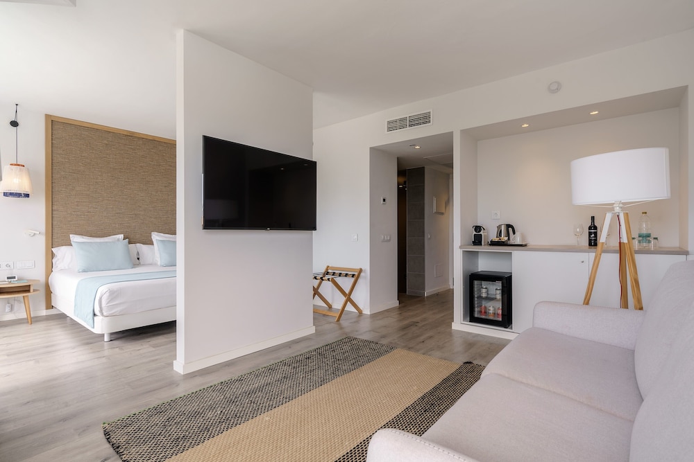 AluaSoul Mallorca Resort - Adults Only - Hyatt Inclusive Collection — Hotel rooms in Cala d´Or, Balearic Islands