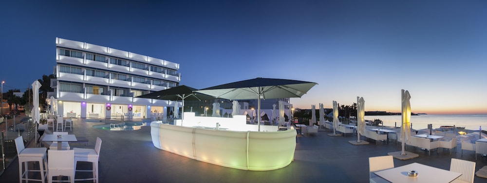 Marina Playa Hotel Apartments by Typic Hotels – Adults Only — Restaurant & bars in San Antonio, Balearic Islands