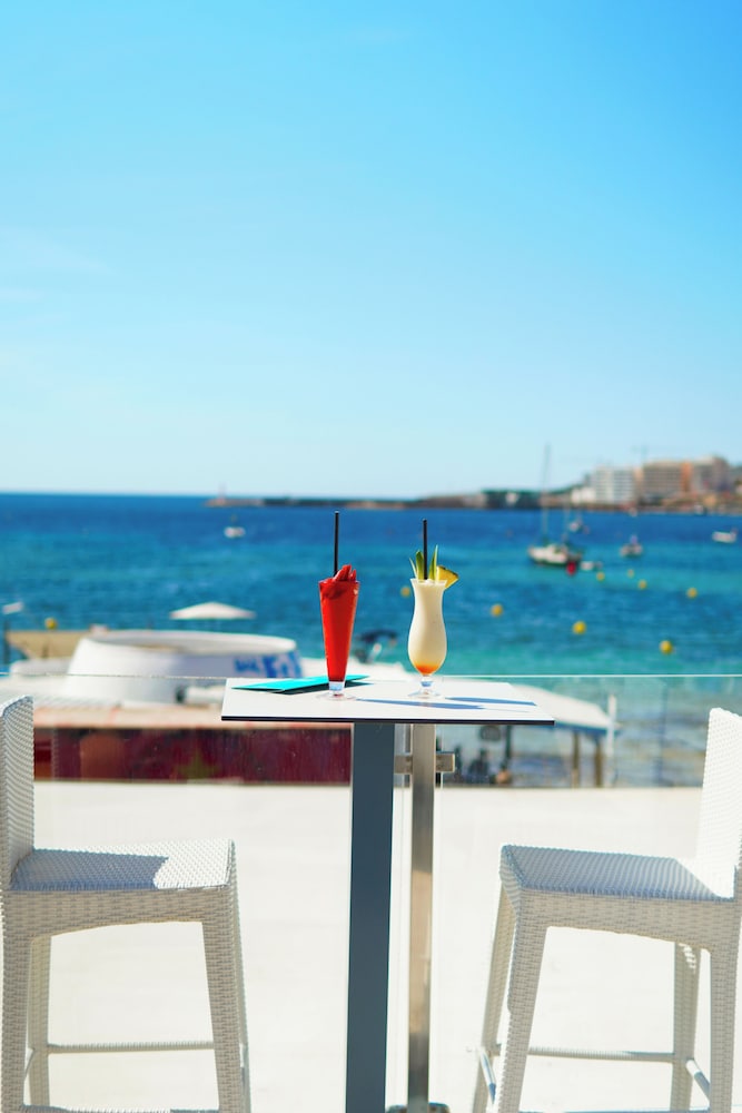 Marina Playa Hotel Apartments by Typic Hotels – Adults Only — Restaurant & bars in San Antonio, Balearic Islands