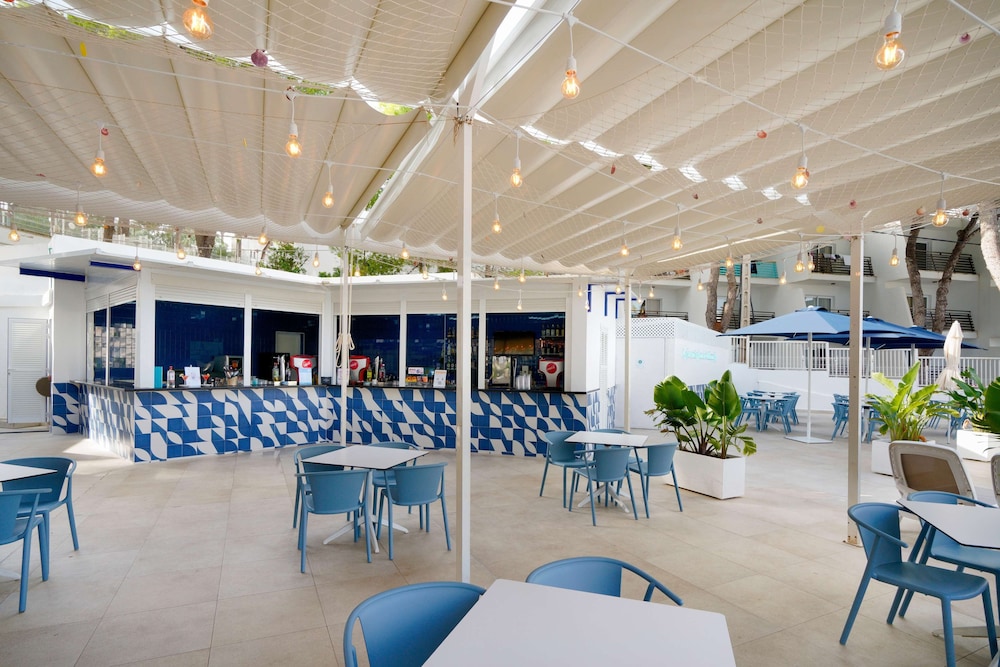 Hotel ILUNION Palmanova Mallorca — Restaurant & bars in Magaluf, Balearic Islands