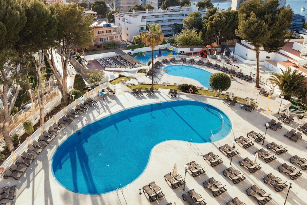 Hotel ILUNION Palmanova Mallorca — Swimming pool in Magaluf, Balearic Islands