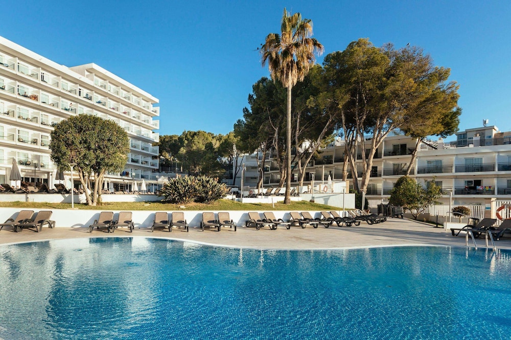 Hotel ILUNION Palmanova Mallorca — Swimming pool in Magaluf, Balearic Islands