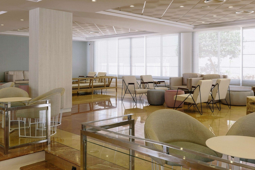 Hotel ILUNION Palmanova Mallorca — Hotel building in Magaluf, Balearic Islands