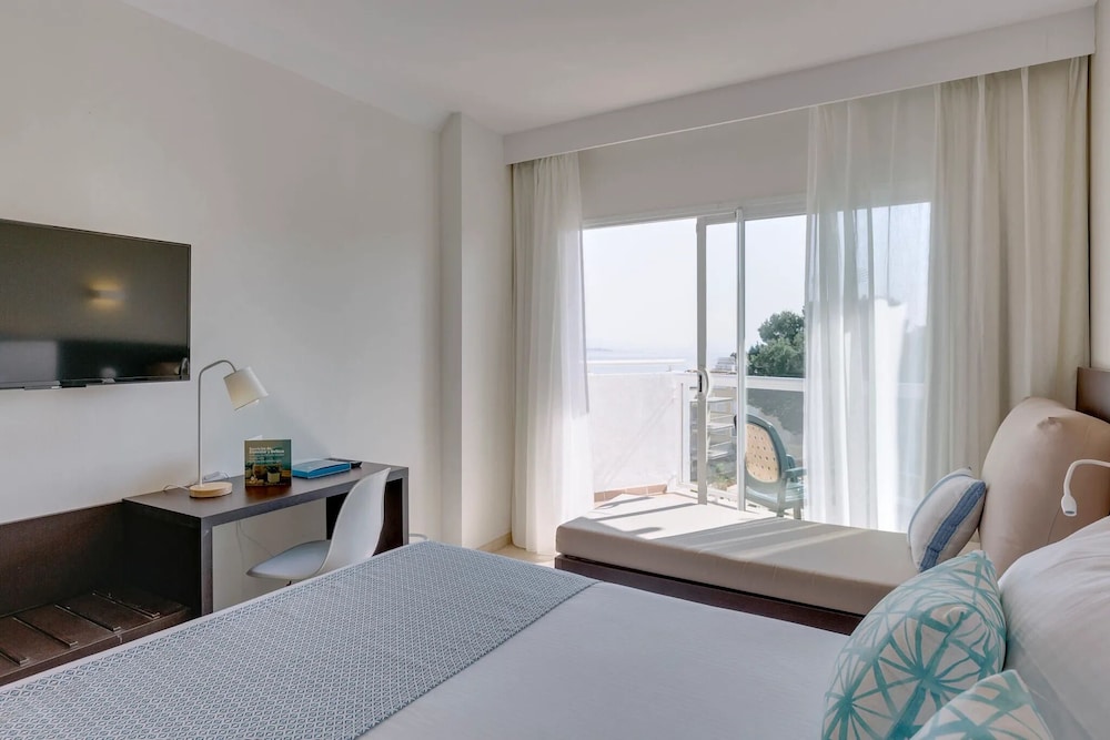 Hotel ILUNION Palmanova Mallorca — Hotel rooms in Magaluf, Balearic Islands