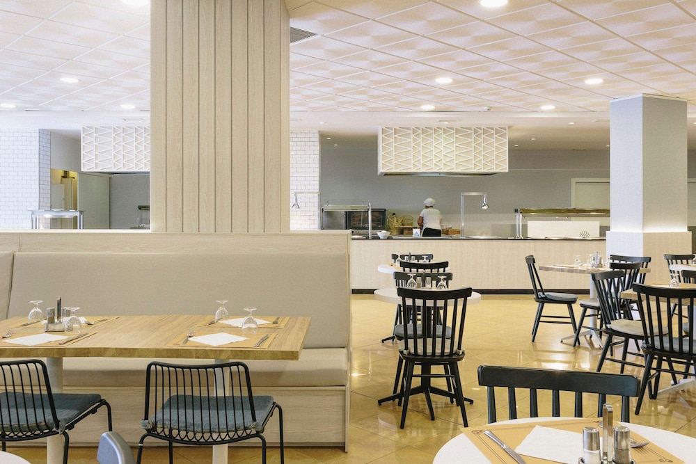 Hotel ILUNION Palmanova Mallorca — Restaurant & bars in Magaluf, Balearic Islands