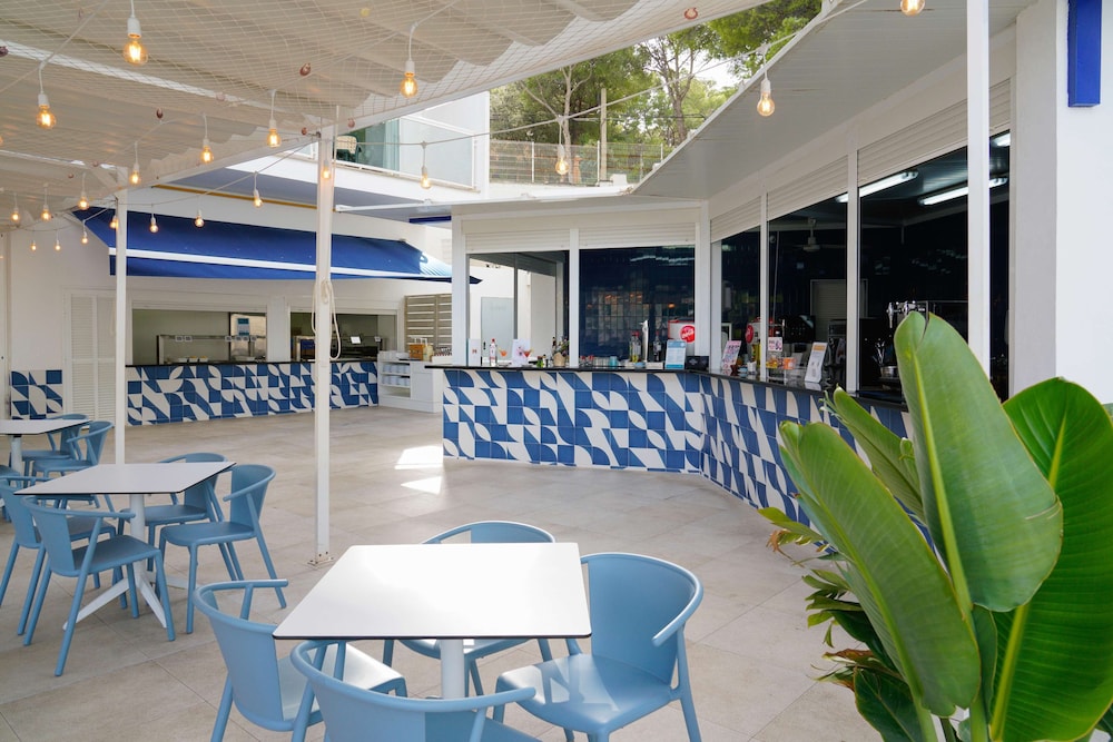 Hotel ILUNION Palmanova Mallorca — Restaurant & bars in Magaluf, Balearic Islands