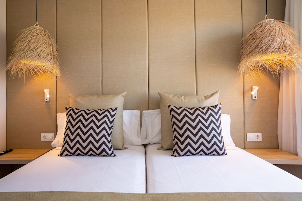 Migjorn Ibiza Suites & Spa — Hotel rooms in Playa d'en Bossa, Balearic Islands