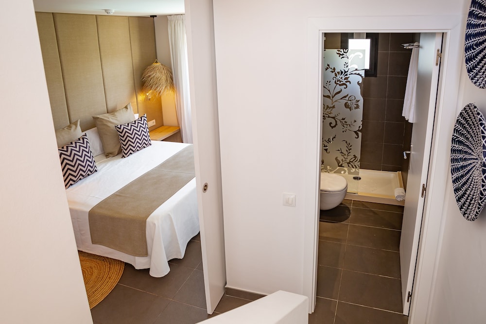Migjorn Ibiza Suites & Spa — Hotel rooms in Playa d'en Bossa, Balearic Islands