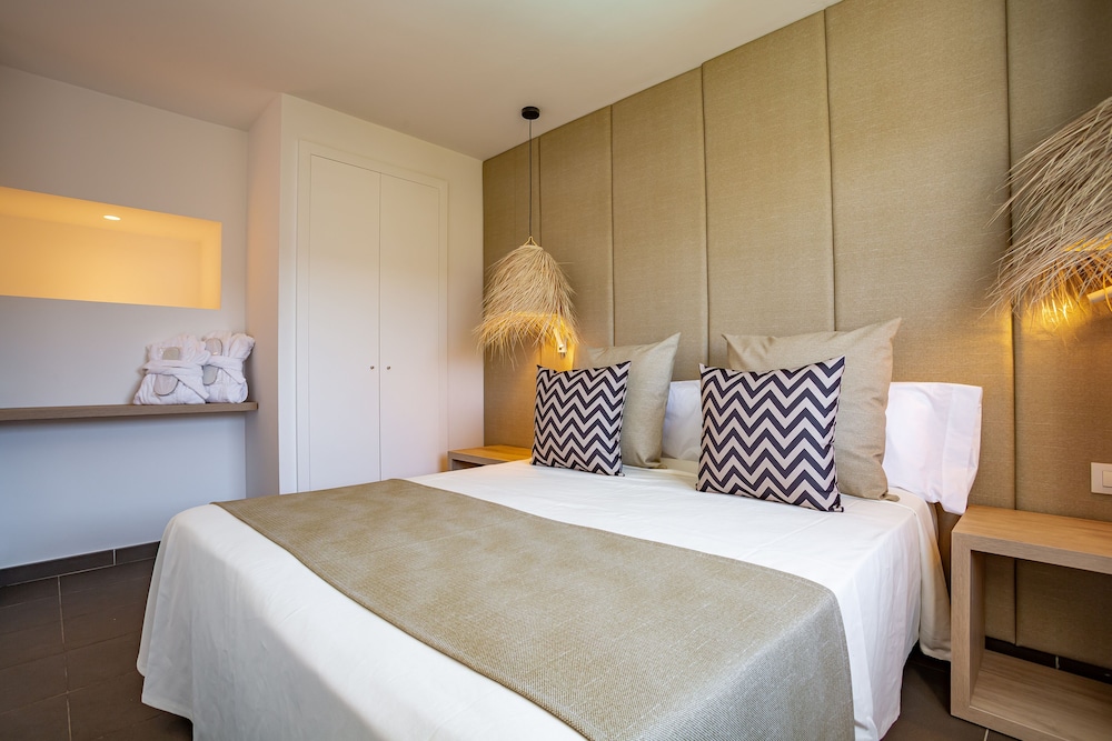 Migjorn Ibiza Suites & Spa — Hotel rooms in Playa d'en Bossa, Balearic Islands