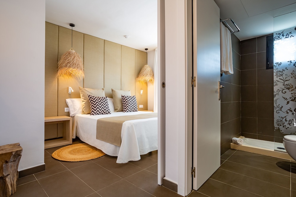 Migjorn Ibiza Suites & Spa — Hotel rooms in Playa d'en Bossa, Balearic Islands
