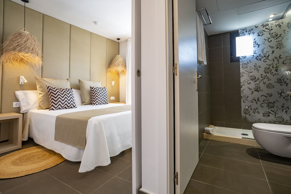 Migjorn Ibiza Suites & Spa — Hotel rooms in Playa d'en Bossa, Balearic Islands