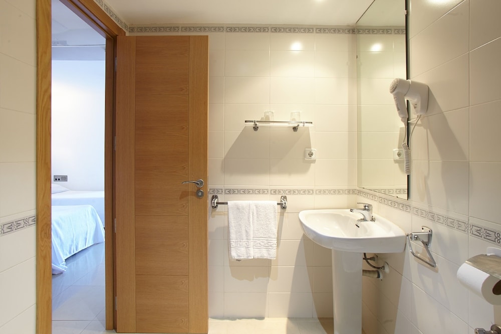 Nereida Aparthotel — Hotel rooms in San Antonio, Balearic Islands