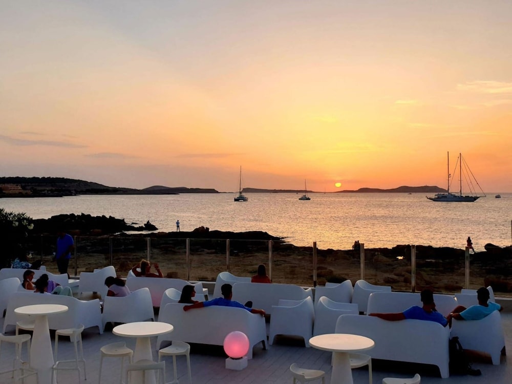 Nereida Aparthotel — Restaurant & bars in San Antonio, Balearic Islands