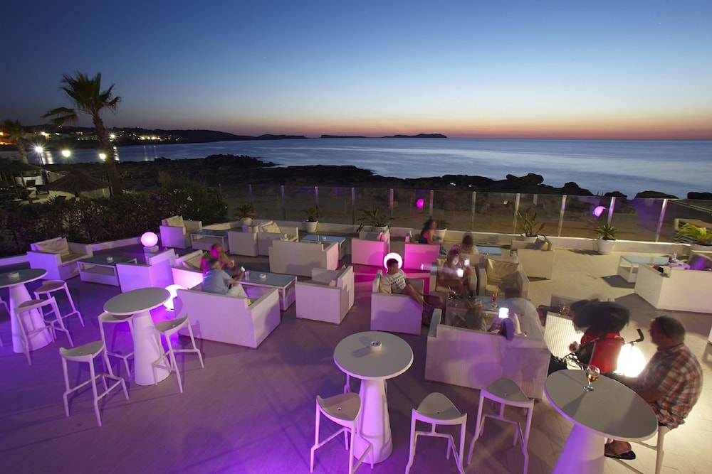 Nereida Aparthotel — Restaurant & bars in San Antonio, Balearic Islands