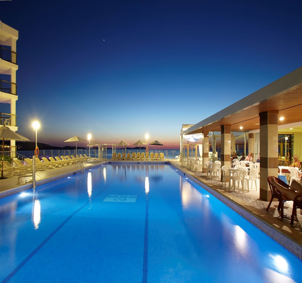 Nereida Aparthotel — Swimming pool in San Antonio, Balearic Islands