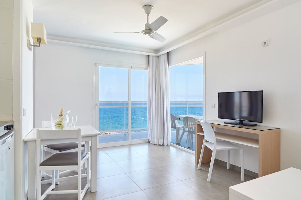 Nereida Aparthotel — Hotel rooms in San Antonio, Balearic Islands