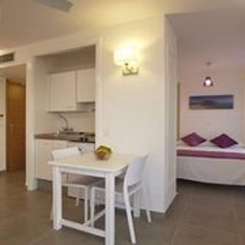 Nereida Aparthotel — Hotel rooms in San Antonio, Balearic Islands